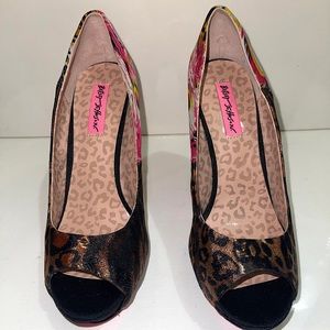 Betsey Johnson heeled platform animal print sandal 8.5